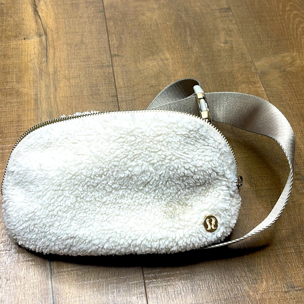 lululemon Everywhere Belt Bag 1L Cream 
Fleece